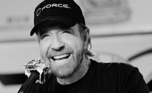 Chuck Norris nie żyje. Legendarny "Strażnik Teksasu" zmarł w wieku 86 lat