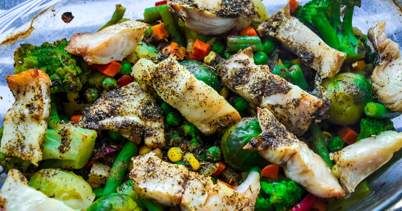 Chuda ryba zapiekana z warzywami to dobry pomysł na zdrowy obiad /annastasiia7 /123RF/PICSEL