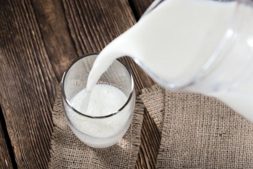 Chude mleko neutralizuje nadmiar kwasu w żołądku i łagodzi ból /123RF/PICSEL