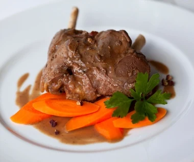 Chudsze i zdrowsze od wieprzowiny. To mięso ma moc żelaza i białka, ale trzeba je marynować 