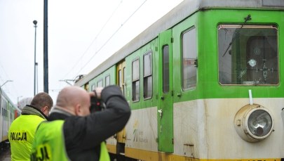 Chuligani zdemolowali pociąg i pobili maszynistę 