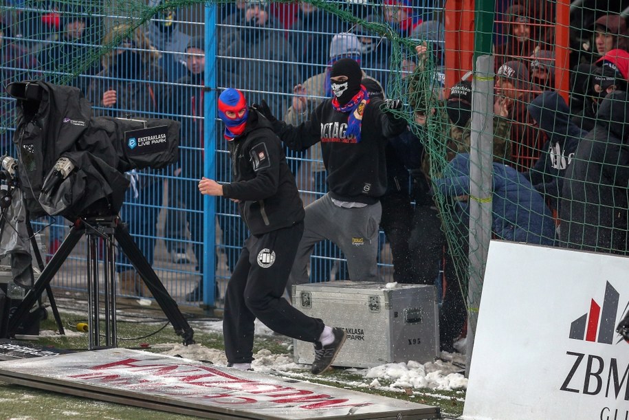 Chuligańskie wybryki części kibiców Piasta Gliwice podczas meczu piłkarskiej Ekstraklasy z Górnikiem Zabrze /Marek Zimny /PAP