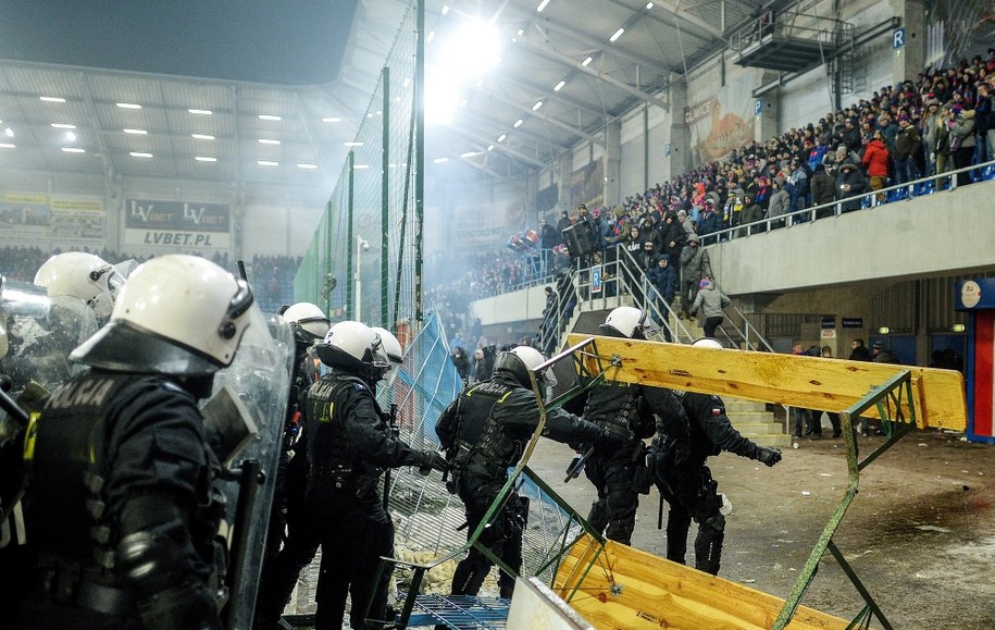 Chuligańskie wybryki kibiców Piasta Gliwice podczas meczu piłkarskiej Ekstraklasy z Górnikiem Zabrze /Marek Zimny /PAP