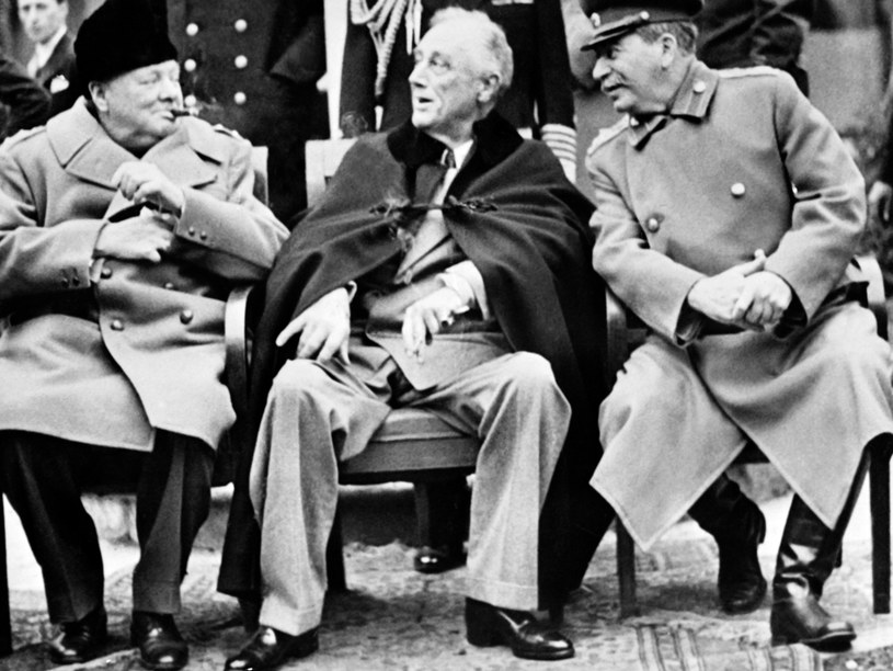 Churchill, Roosevelt i Stalin w Jałcie. Truman odziedziczył administrację po Roosevelcie, wielkim fanie Stalina. Wódz ZSRR doskonale wiedział, o czym rozmawia się w Białym Domu /AFP