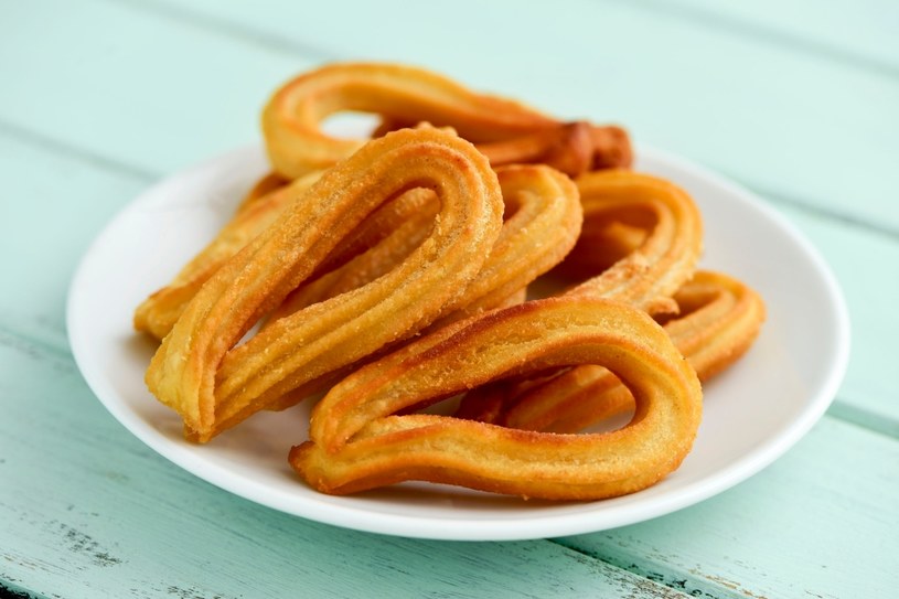 Churros smażymy na średnim ogniu, aż staną się złocistobrązowe /123RF/PICSEL