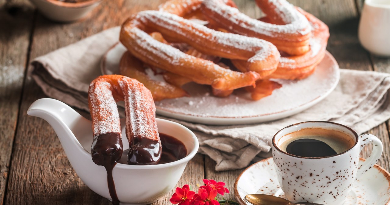 Churros to tradycyjny deser hiszpański, smażony na głębokim tłuszczu, często podawany z płynną czekoladą /123RF/PICSEL