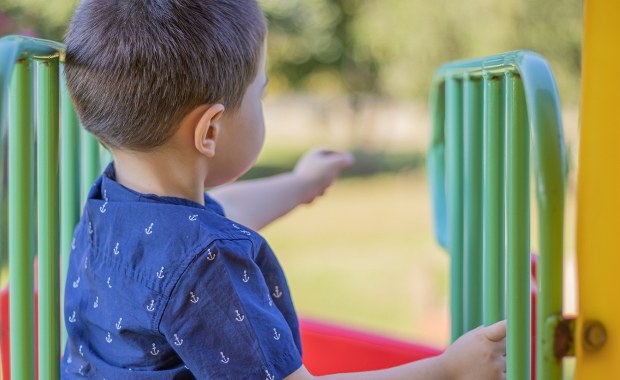 Chwila nieuwagi matki. Maluch w samochodzie na sąsiednim osiedlu!