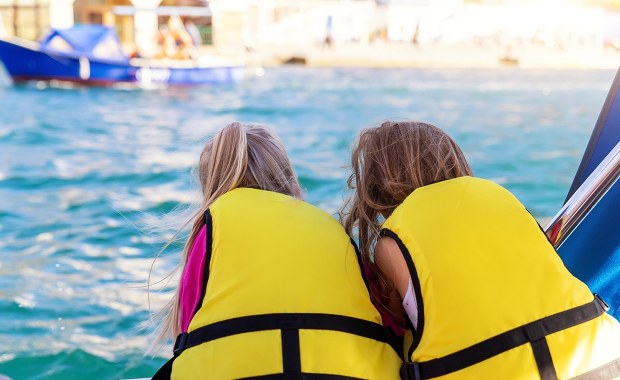 Chwila nieuwagi podczas powrotu z wakacji. Ojciec zostawił córki na stacji benzynowej!