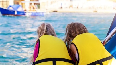 Chwila nieuwagi podczas powrotu z wakacji. Ojciec zostawił córki na stacji benzynowej!