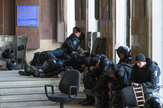 Chwila odpoczynku ukraińskich milicjantów w Doniecku /PHOTOMIG /PAP/EPA