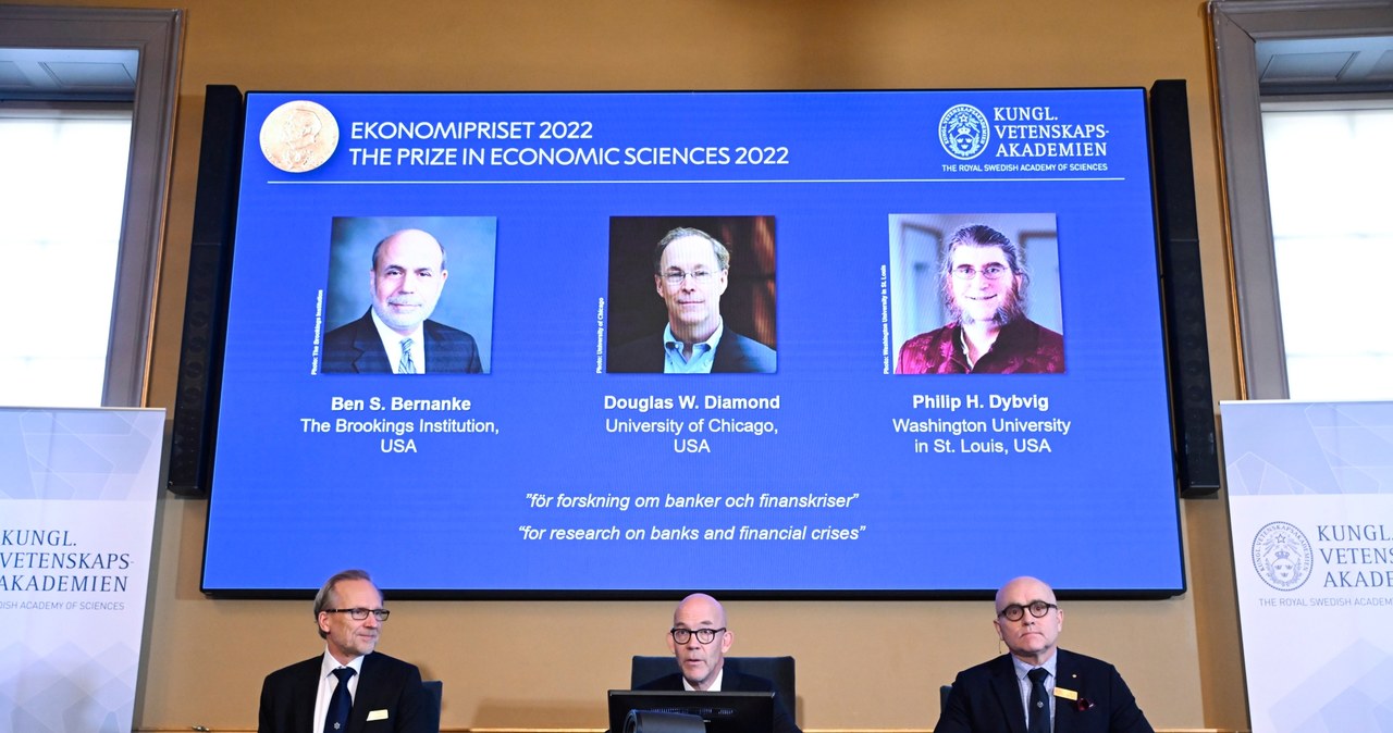 Chwila ogłaszania nazwisk laureatów. Od lewej: Ben S. Bernanke, Douglas W. Diamond i Philip H. Dybvig /EPA