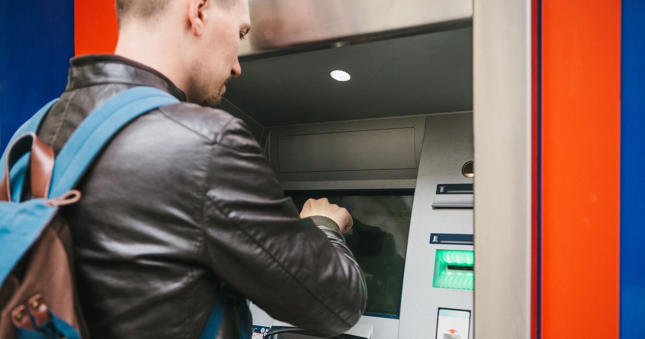 Chwila roztargnienia wystarczy, by po zakończonej transakcji odejść od bankomatu bez gotówki. /123RF/PICSEL