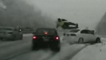 Chwile grozy na autostradzie. Chciał pomóc kobiecie, potrąciło go auto