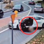 Chwile grozy przed dworcem PKP. Auto bez kierowcy wjechało na ruchliwą ulicę [FILM]