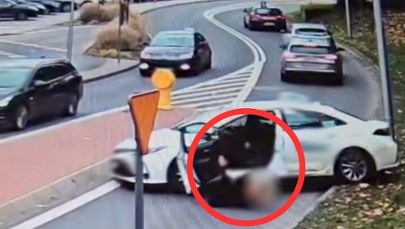 Chwile grozy przed dworcem PKP. Auto bez kierowcy wjechało na ruchliwą ulicę [FILM]