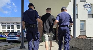 Chwile grozy w sklepie. Przyłożył klientowi nóż do gardła