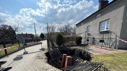 Chwile grozy w Śląskiem. Przy domu zapadła się ziemia