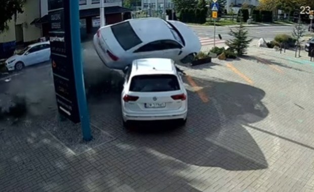 Chwile grozy we Wrocławiu. Samochód "przeleciał" nad autem [FILM]