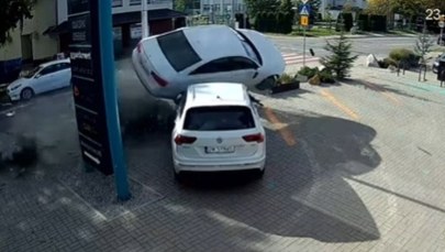 Chwile grozy we Wrocławiu. Samochód "przeleciał" nad autem [FILM]