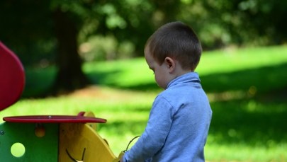 Chwile grozy. Wiatr uniósł dmuchańca z dziećmi