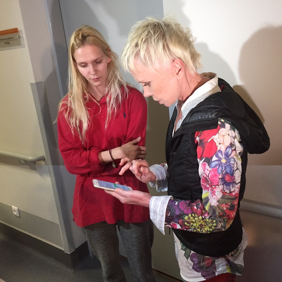 Chwilę po operacji: Mama i córka. Siostra bliźniaczka operowanej Aleksandry /Piotr Bułakowski /RMF FM