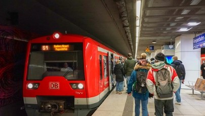 "Chwycił ją i pociągnął na tory". Dramat na stacji metra w Hamburgu