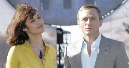 Chyba Daniel Craig zapomniał o swoich butach, więc Olga Kurylenko musiała odgiąć głowę /Getty Images/Flash Press Media