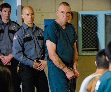 Chyba żadnemu aktorowi nie jest tak bardzo do twarzy w kajdankach jak Vinniemu Jonesowi. W serialu "Elementary", będącym współczesną wersją opowieści o Sherlocku Holmesie, Jones wcielił się w postać Sebastiana Morana, czyli prawej ręki antagonisty Sherlocka - profesora Moriarty'ego.