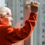 Ci seniorzy będą mogli zmienić mieszkanie, jeśli nie mają windy. Sprawdź warunki