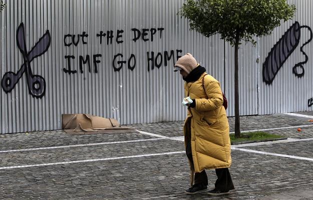 "Ciąć dług, MFW do domu" głosi napis na murze w Atenach (w słowie dług jest błąd...) /PAP