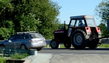 Ciągła linia i traktor. Czy możemy wyprzedzić? Co na to przepisy?