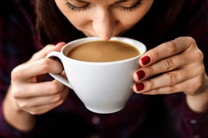 Ciągła ochota na kawę to sygnał od organizmu. Przyczyną mogą być niedobory