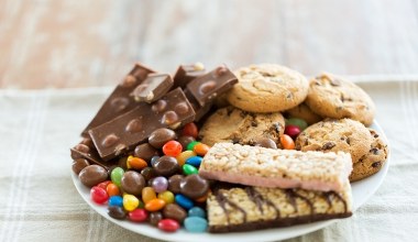 ​Ciągle masz ochotę na słodycze? Tak ograniczysz podjadanie