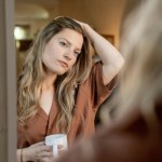 Ciągłe noszenie czapki zrujnowało włosy? Domowa mgiełka z gliceryną rozwiąże problem