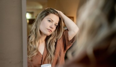 Ciągłe noszenie czapki zrujnowało włosy? Domowa mgiełka z gliceryną rozwiąże problem