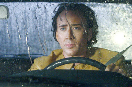 "Ciągle pada!" - Nicolas Cage w filmie "Next". /materiały dystrybutora