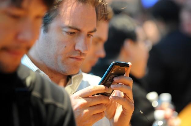 Ciągłe pochylanie się nad smartfonem może być szkodliwe /AFP