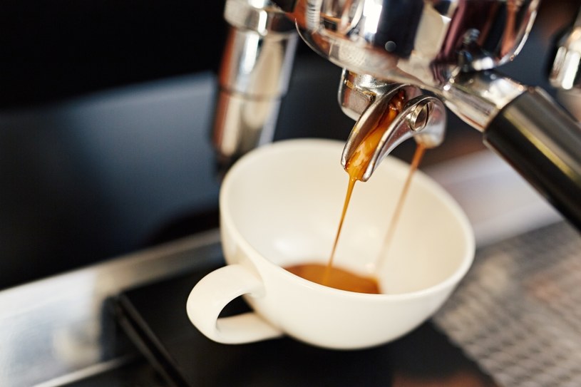 Ciągłe sięganie po espresso może być wszak oznaką uzależnienia, zwłaszcza w przypadku osób, które czują, że bez kolejnej filiżanki nie są w stanie normalnie funkcjonować /123RF/PICSEL