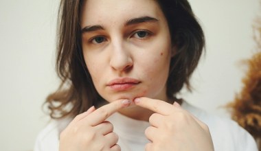 Ciągłe testowanie nowości rujnuje cerę! Tak zrobisz jej delikatny reset