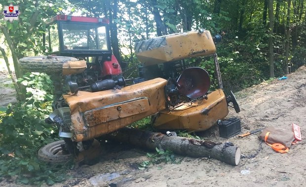 Ciągnik rolniczy w lesie przygniótł 59-latka. Mężczyzna zginął na miejscu