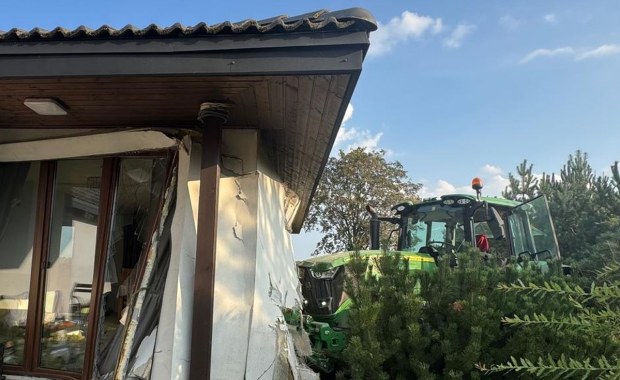 Ciągnik z cysterną zdemolował dom. W środku były dwie osoby