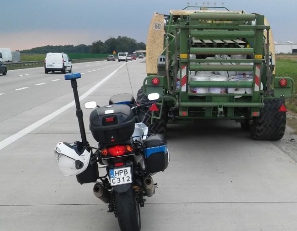 Ciągnikiem rolniczym z prasą do słomy… po autostradzie /Policja