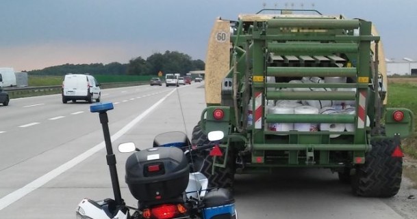 Ciągnikiem rolniczym z prasą do słomy… po autostradzie /Policja