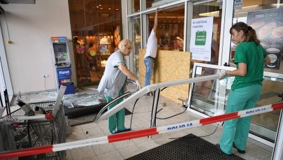 Ciągnikiem staranował wejście do supermarketu. Policja nie może go przesłuchać