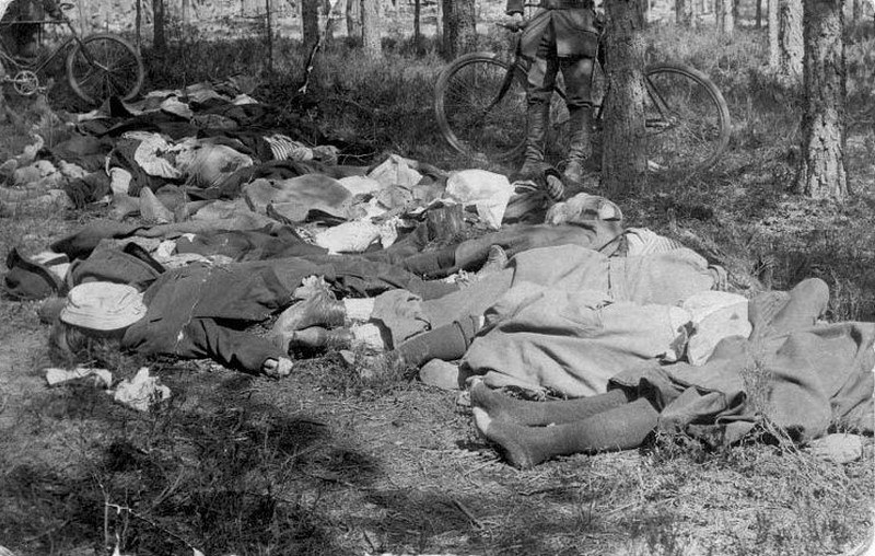 Ciała członkiń Czerwonej Gwardii rozstrzelanych przez Finów w obozie Hennala /domena publiczna