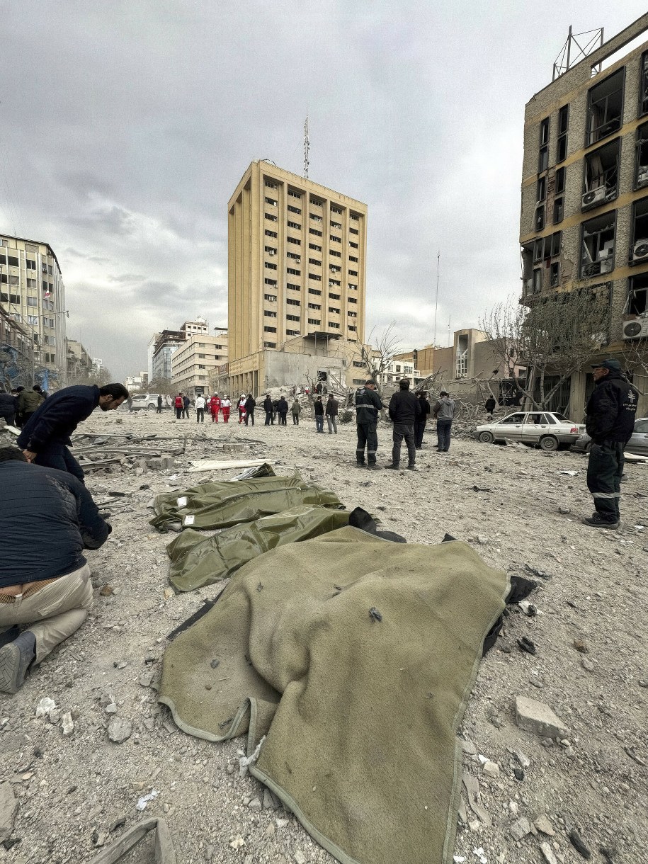 Ciała leżące na ulicy w Teheranie po jednym z izraelsko-amerykańskich ataków /Akasbashi/SIPA/SIPA/East News /East News