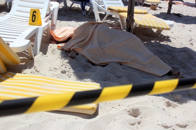 Ciała ofiar na plaży /STR /PAP/EPA