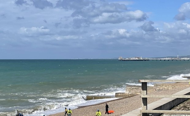 Ciała trzech młodych kobiet dryfowały w morzu. Tragedia na plaży w Brighton