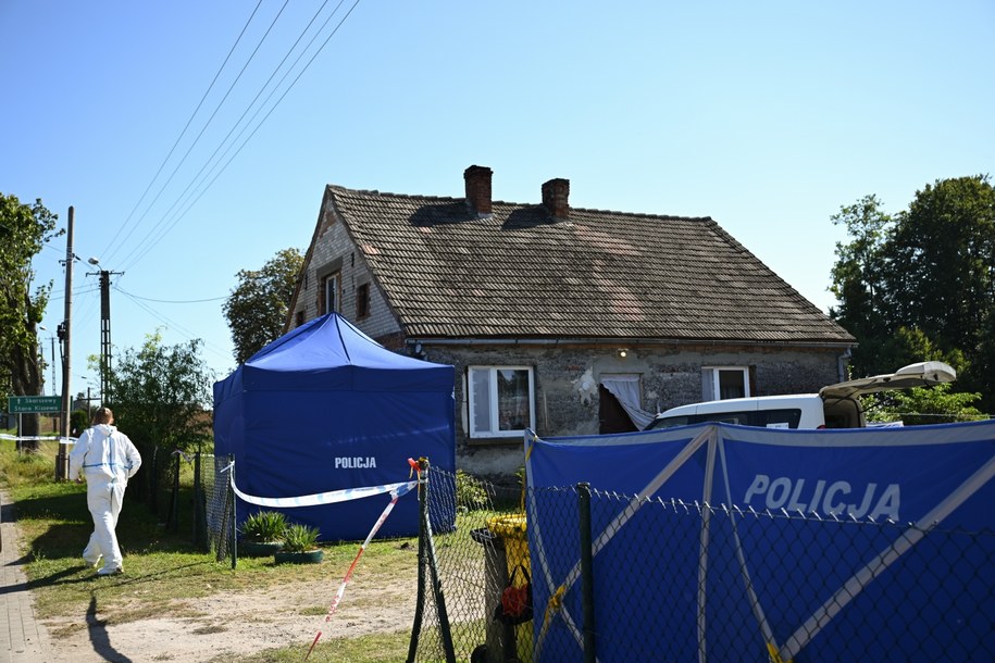 Ciała trzech noworodków odkryto na terenie domu w Czernikach / 	Adam Warżawa    /PAP