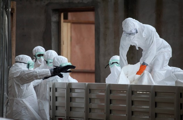 Ciała zmarłych na Ebolę w Liberii przygotowane do pogrzebów //AHMED JALLANZO /PAP/EPA